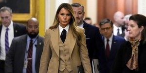 Η Μελάνια Τραμπ με κοστούμι και γραβάτα -Το μήνυμα πίσω από την εμφάνιση