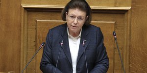 Η υπουργός Πολιτισμού Λίνα Μενδώνη στη Βουλή