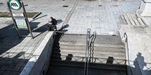 Τα σκαλιά στην είσοδο της στάσης μετρό «Σύνταγμα»