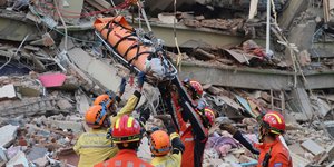 Η στιγμή του απεγκλωβισμού της γυναίκας από τα ερείπια ξενοδοχείου στη Μανταλάι της Μιανμάρ