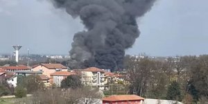 Καπνοί από έκρηξη σε εργοστάσιο στο Μιλάνο