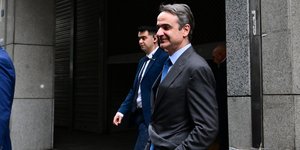 Ο Κυριάκος Μητσοτάκης περπατά