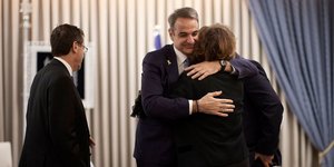 Ο Κυριάκος Μητσοτάκης αγκαλιάζει τη μητέρα του Ιωνά Καρούση