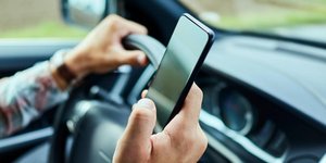 Κινητό στο αυτοκίνητο