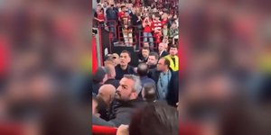 Έξαλλος με οπαδό ο Γιώργος Μπαρτζώκας μετά την ήττα από τη Μονακό