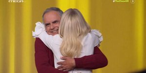 Η Μαρία Μπεκατώρου στην αγκαλιά παίκτη