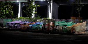 Σκηνές στους δρόμους στήνουν οι κάτοικοι της Μιανμάρ