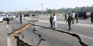 Ρωγμές σε δρόμους της Μιανμάρ από τον θηριώδη σεισμό
