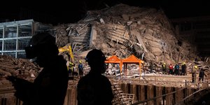 Μιανμάρ: Βιβλική καταστροφή από τον φονικό σεισμό -«Σκάβουμε με γυμνά χέρια, ακούμε να φωνάζουν «βοήθεια» 