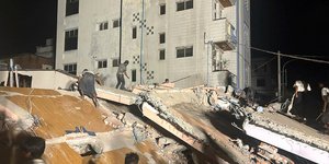 Μάχη με τον χρόνο δίνουν οι διασώστες στην Μιανμάρ