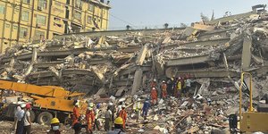 Αγνοούμενοι κάτω από τα χαλάσματα κτιρίων μετά τον ισχυρό σεισμό στη Μιανμάρ