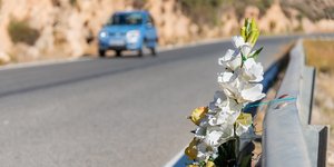 Λουλούδια στο κιγκλίδωμα, που υποδηλώνουν νεκρό σε τροχαίο