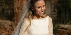 Η ιστορία πίσω από το νυφικό: Πώς μια Ισπανίδα νύφη εμπνεύστηκε από την καρφίτσα της προγιαγιάς της