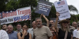 Νοτιοαφρικανοί διαδηλώνουν υπέρ του Ντόναλντ Τραμπ έξω από την πρεσβεία των ΗΠΑ στην Πρετόρια