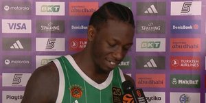 Ο Κέντρικ Ναν με σπασμένο δόντι 