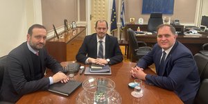 Ο πρόεδρος του ΟΕΕ Κωνσταντίνος Κόλλιας (αριστερά), ο υφυπουργός Οικονομικών Γιώργος Κώτσηρας (στη μέση) και ο διοικητής της ΑΑΔΕ Γιώργος Πιτσιλής (δεξιά)