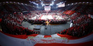 Το εντυπωσιακό κορεό του Ολυμπιακού στο ΣΕΦ για τα 100 χρόνια ιστορίας