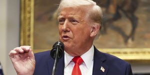 Ντοναλντ Τραμπ εξηγει με χερι