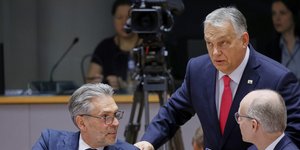 Ο Βίκτορ Ορμπαν με ηγέτες στη Σύνοδο Κορυφής της ΕΕ