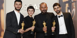 Ο Παλαιστίνιος σκηνοθέτης Hamdan Ballal (τρίτος στη σειρά) και ο Ισραηλινός σκηνοθέτης Γιουβάλ Αβραάμ (τέταρτος) στο Dolby Theater του Λος Άντζελες 