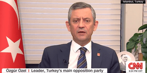 Ο επικεφαλής της τουρκικής αντιπολίτευσης του CHP, Οζγκιούρ Οζέλ στο CNN