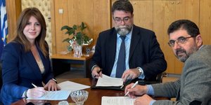 Η υφυπουργός Κοινωνικής Συνοχής και Οικογένειας Κατερίνα Παπακώστα, ο υφυπουργός Μεταφορών Βασίλης Οικονόμου (μέση) και ο δ/νων σύμβουλος της ΣΤΑΣΥ, Αθανάσιος Κοτταράς