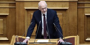 Ο πρώην πρωθυπουργός Γιώργος Παπανδρέου στο βήμα της Βουλής