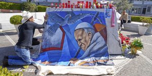 Οι πιστοί προσεύχονται για τον Πάπα Φραγκίσκο