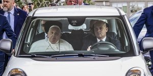 Ο πάπας Φραγκίσκος σε αυτοκίνητο μετά το εξιτήριο από το νοσοκομείο