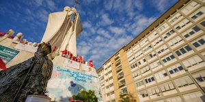 Μηνύματα στήριξης για τον πάπα Φραγκίσκο, έξω από την κλινική όπου νοσηλεύεται