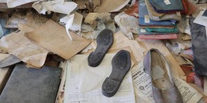 παπουτσια εφημεριδες χαρτια