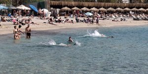 Γεμάτη η παραλία Αλίμου για μπάνιο και ηλιοθεραπεία Μάρτη μήνα