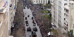 Εντυπωσιακές εικόνες από τη στρατιωτική παρέλαση στην Αθήνα