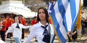 Ηράκλειο: Πλήθος κόσμου στο κέντρο της πόλης για την μαθητική παρέλαση της 25η Μαρτίου -Δείτε εικόνες