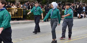 Η 12χρονη Σαλμά στην παρέλαση για την 25η Μαρτίου