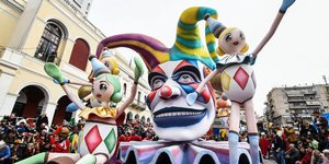 Άρμα στην κεντρική παρέλαση του καρναβαλιού στην Πάτρα