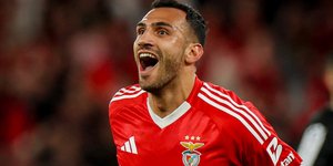 Ο Βαγγέλης Παυλίδης με τη φανέλα της Μπενφίκα