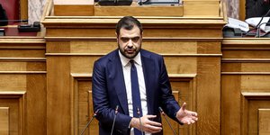 Ο Παύλος Μαρινάκης στο βήμα της Βουλής