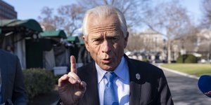 Ο Πίτερ Ναβάρο μιλάει στους δημοσιογράφους 