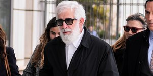 Ο Πέτρος Φιλιππίδης προσέρχεται στη δίκη του