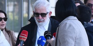 Ο Πέτρος Φιλιππίδης μπροστά σε δημοσιογράφους