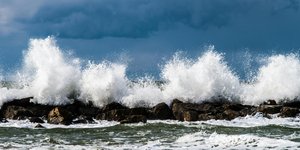 Τα κύματα του ωκεανού γίνονται μεγαλύτερα και ταχύτερα, απειλώντας τις ακτές / SHUTTERSTOCK