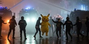 Ο Πίκατσου ανάμεσα από αστυνομικούς στη Τουρκία