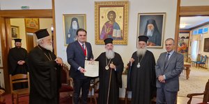 Η Εκκλησία της Κρήτης απένειμε στον Κυρ.Πιερρακάκη τον Σταυρό των Αποστόλων Παύλου και Τίτου