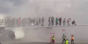 Αεροπλάνο της American Airlines τυλίχθηκε στις φλόγες στο αεροδρόμιο του Ντένβερ