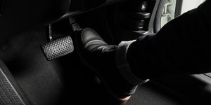 Πόδι πατάει γκάζι