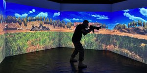 Στρατιώτης εκπαιδεύεται σε εικονικό περιβάλλον μέσω προσομοιωτή