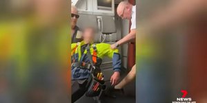 Στιγμιότυπο από το βίντεο που δείχνει την ακινητοποίηση του νεαρού