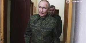 Ο Βλαντιμίρ Πούτιν στο Κουρσκ, με στρατιωτική φόρμα 