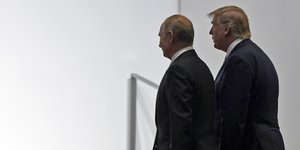 Βλάντιμιρ Πούτιν (αριστερά) και Ντόναλντ Τραμπ (δεξιά)